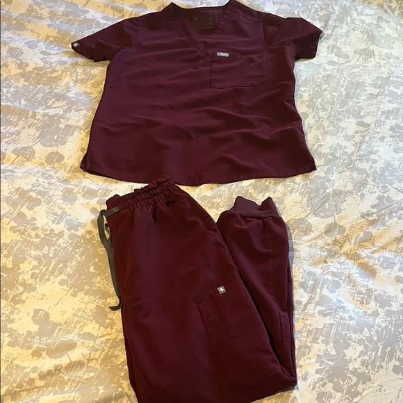 Figs Tops - Figs Burgundy V-Neck Scrub Top & Bottoms Size Small